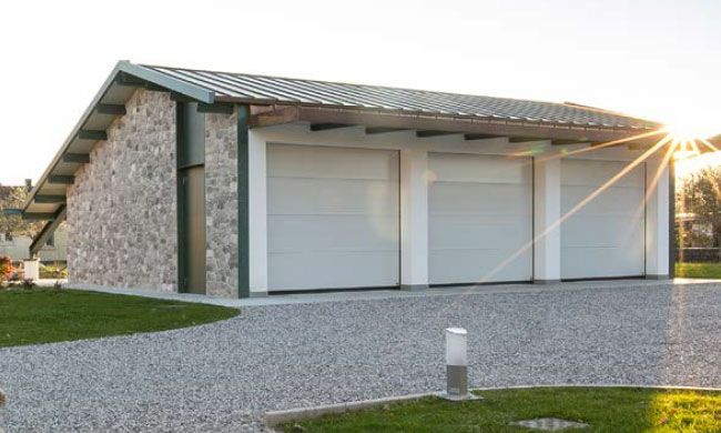 PORTE PER GARAGE AUTOMATICHE sezionali manuali per industria casa villa residenziale a Pavia